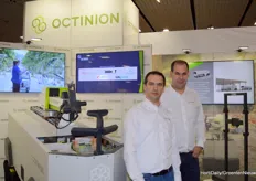 Naturally, the strawberry harvesting robot Rubion from Octinion drew a lot of attention. In the photo: Tom Coen and Thomas Hoeterickx.